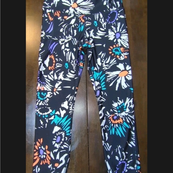 Under Armour Pants - Under Armour 1365338 Women's Sz M Black/Purple Flower Printed HeatGear  Leggings